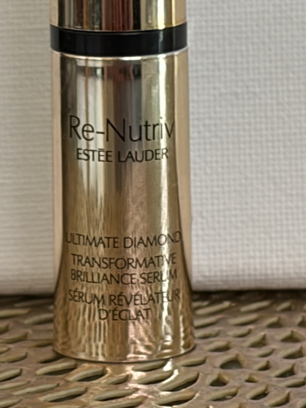 Estée Lauder Re-Nutriv Ultimate Diamond Brilliance Serum - Gold and Black Trim - Picture 3 of 6